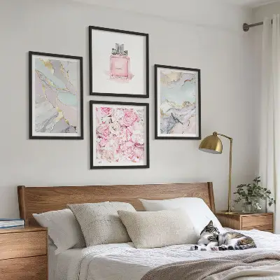 Set de cuadros modernos para salón con diseño de flores rosas y mármol pastel