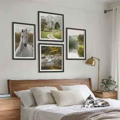 Set de 4 cuadros para salón con diseño de caballos blancos en un río natural
