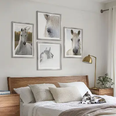 Set de 4 cuadros para salón motivo de caballos blancos