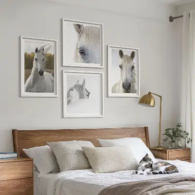 Set de 4 cuadros para salón motivo de caballos blancos