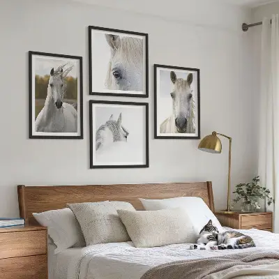 Set de 4 cuadros para salón motivo de caballos blancos