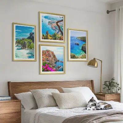 Set de cuadros modernos para salón con diseño de palmeras junto al mar y aguas azules