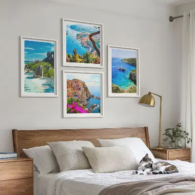 Set de cuadros modernos para salón con diseño de palmeras junto al mar y aguas azules