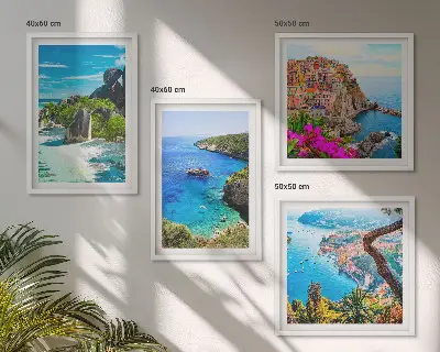 Set de cuadros modernos para salón con diseño de palmeras junto al mar y aguas azules