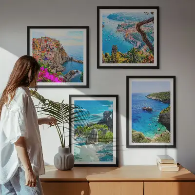 Set de cuadros modernos para salón con diseño de palmeras junto al mar y aguas azules
