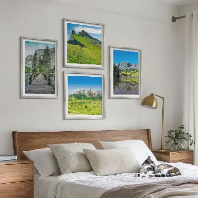 Set de 4 cuadros para salón con diseño de colinas verdes y castillo