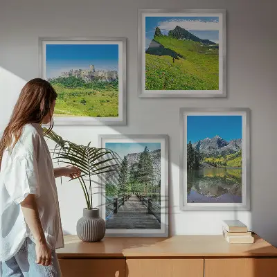 Set de 4 cuadros para salón con diseño de colinas verdes y castillo