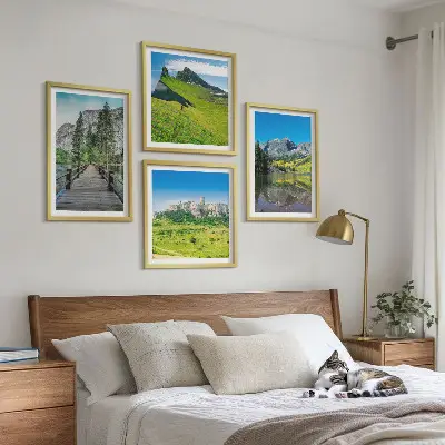 Set de 4 cuadros para salón con diseño de colinas verdes y castillo