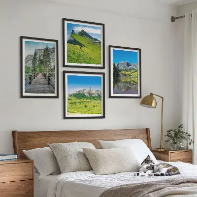 Set de 4 cuadros para salón con diseño de colinas verdes y castillo
