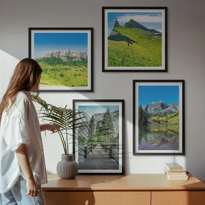 Set de 4 cuadros para salón con diseño de colinas verdes y castillo