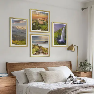Galería de pared con motivos de montañas, ríos y cascadas