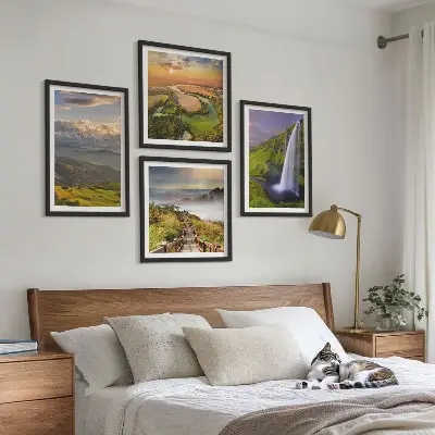 Galería de pared con motivos de montañas, ríos y cascadas