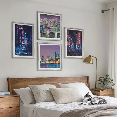 Set de cuadros modernos para salón diseño de ciudades nocturnas con luces de neón