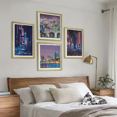 Set de cuadros modernos para salón diseño de ciudades nocturnas con luces de neón