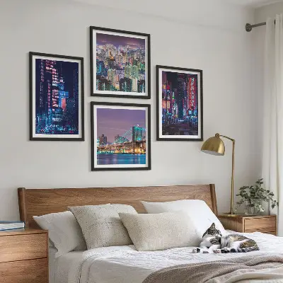 Set de cuadros modernos para salón diseño de ciudades nocturnas con luces de neón
