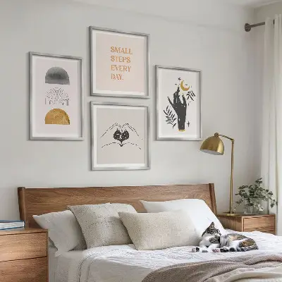 Galería de pared con ilustraciones minimalistas de estilo bohemio