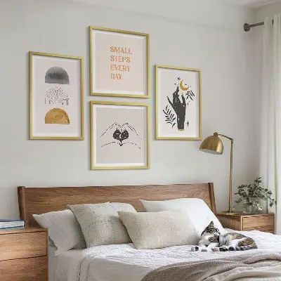 Galería de pared con ilustraciones minimalistas de estilo bohemio