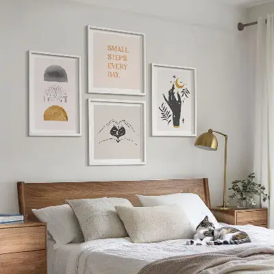 Galería de pared con ilustraciones minimalistas de estilo bohemio