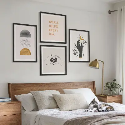 Galería de pared con ilustraciones minimalistas de estilo bohemio