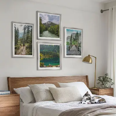 Galería de pared con motivos de montañas, lagos, bosques y senderos