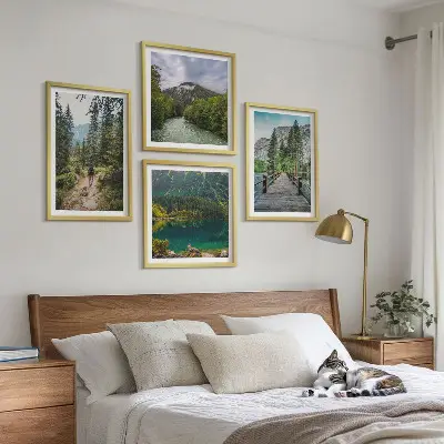 Galería de pared con motivos de montañas, lagos, bosques y senderos