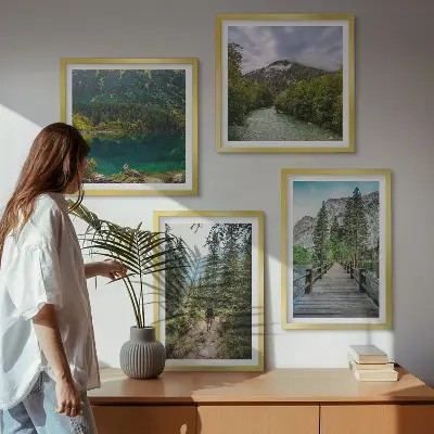 Galería de pared con motivos de montañas, lagos, bosques y senderos