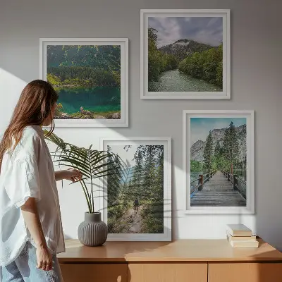 Galería de pared con motivos de montañas, lagos, bosques y senderos