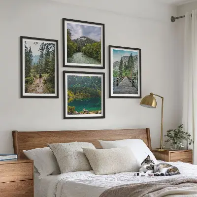 Galería de pared con motivos de montañas, lagos, bosques y senderos