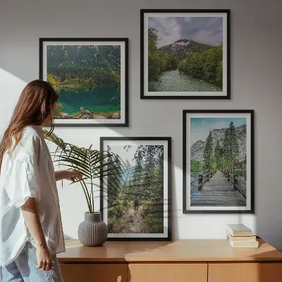 Galería de pared con motivos de montañas, lagos, bosques y senderos