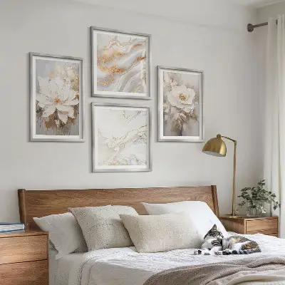 Set de cuadros modernos para salón con diseño de flores sobre fondo de mármol