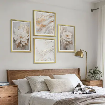 Set de cuadros modernos para salón con diseño de flores sobre fondo de mármol