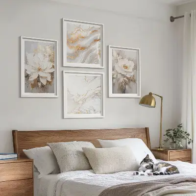 Set de cuadros modernos para salón con diseño de flores sobre fondo de mármol