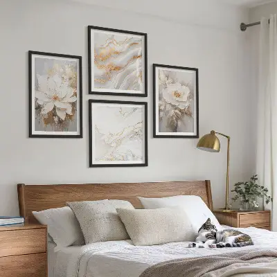 Set de cuadros modernos para salón con diseño de flores sobre fondo de mármol