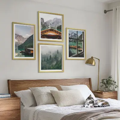 Set de cuadros modernos para salón con diseño de casas rurales en el lago de montaña