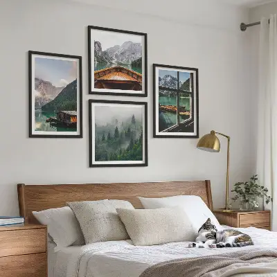 Set de cuadros modernos para salón con diseño de casas rurales en el lago de montaña