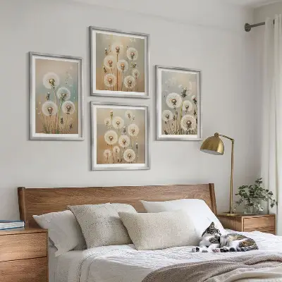 Galería de pared con flores de diente de león en tonos pastel
