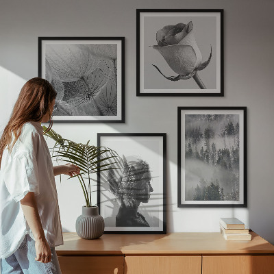 Set de 4 cuadros para salón Retrato de una mujer entre la niebla del bosque
