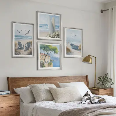 Galería de pared con diseño de tablas de surf, barco y pájaros en la playa
