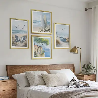 Galería de pared con diseño de tablas de surf, barco y pájaros en la playa