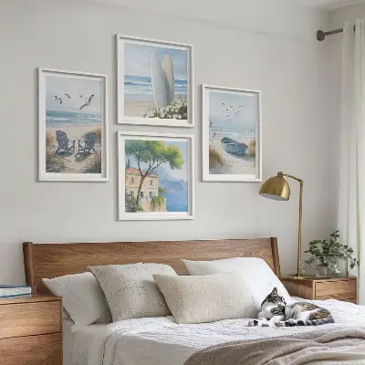 Galería de pared con diseño de tablas de surf, barco y pájaros en la playa