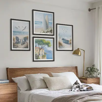 Galería de pared con diseño de tablas de surf, barco y pájaros en la playa