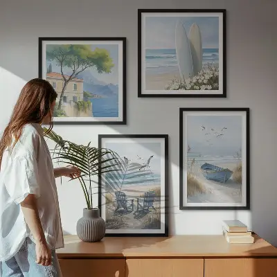 Galería de pared con diseño de tablas de surf, barco y pájaros en la playa