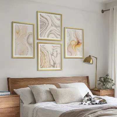 Galería de pared con patrones abstractos cálidos