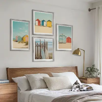 Galería de pared de casas coloridas en la playa con sol