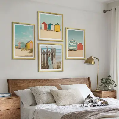 Galería de pared de casas coloridas en la playa con sol