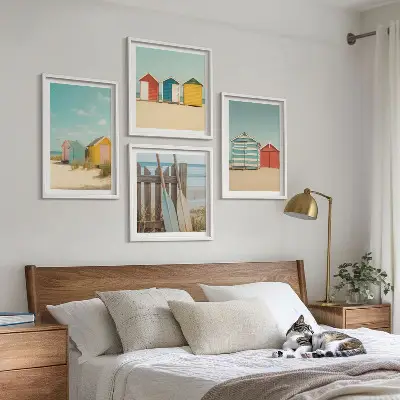 Galería de pared de casas coloridas en la playa con sol