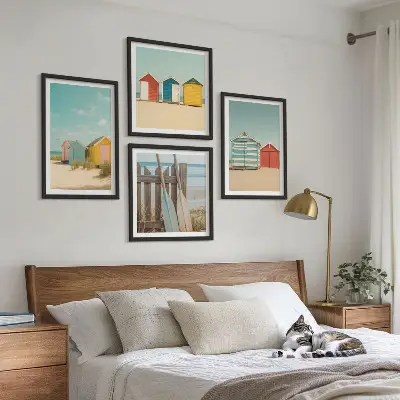 Galería de pared de casas coloridas en la playa con sol