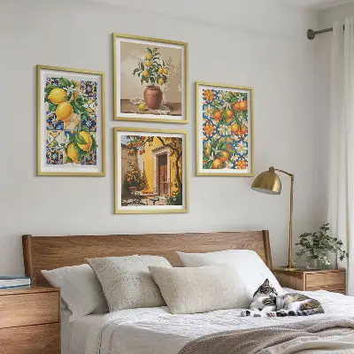 Galería de pared con patrones de flores de limón y naranja