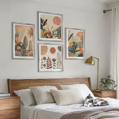 Galería de pared con estampados cálidos de plantas estilo boho