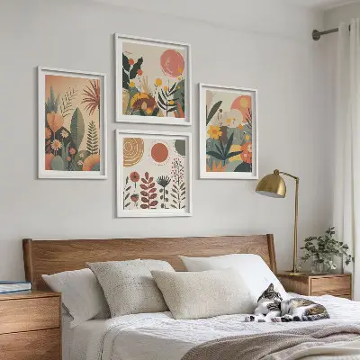 Galería de pared con estampados cálidos de plantas estilo boho